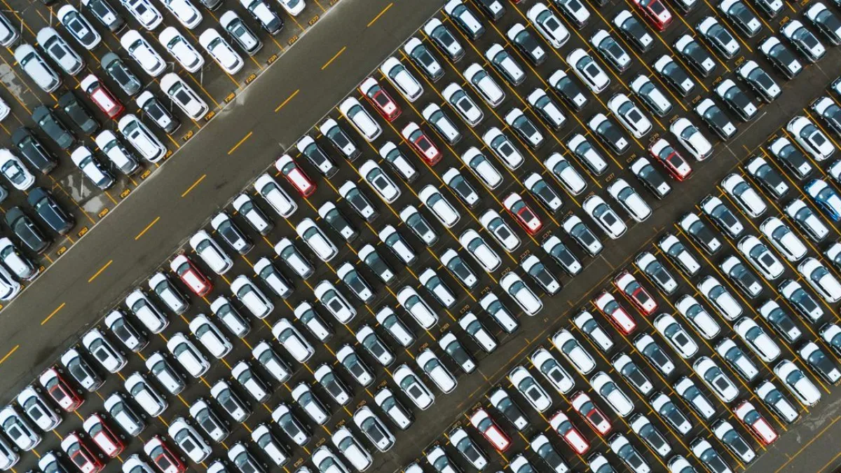İzmir'de Yediemin Otoparkında Yangın: 62 Araç Zarar Gördü