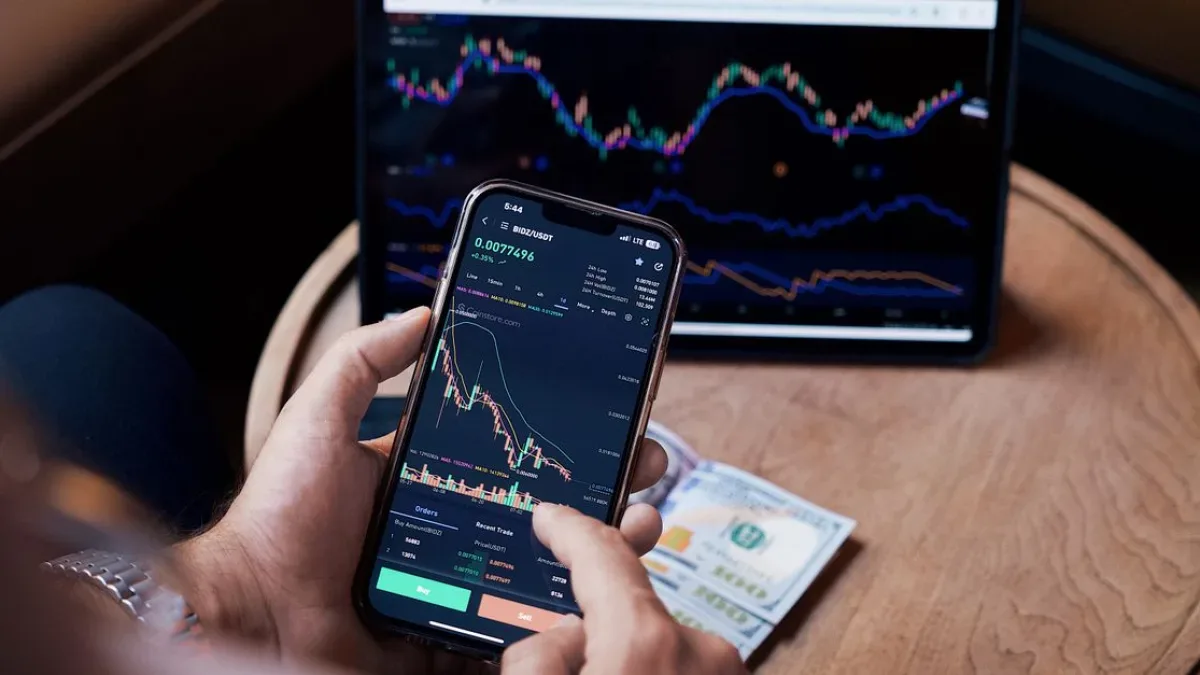Piyasa Değerlendirmesi: Dolar ve Euro Sabit Kalırken BIST 100 Yükseldi